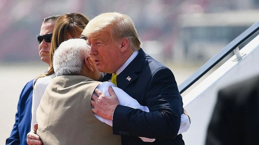 विष्णु नागर का व्यंग्यः दो बिछड़े भाइयों की कहानी, छोटे ने बड़े को दिखाई घटियापन के शिखर की राह!