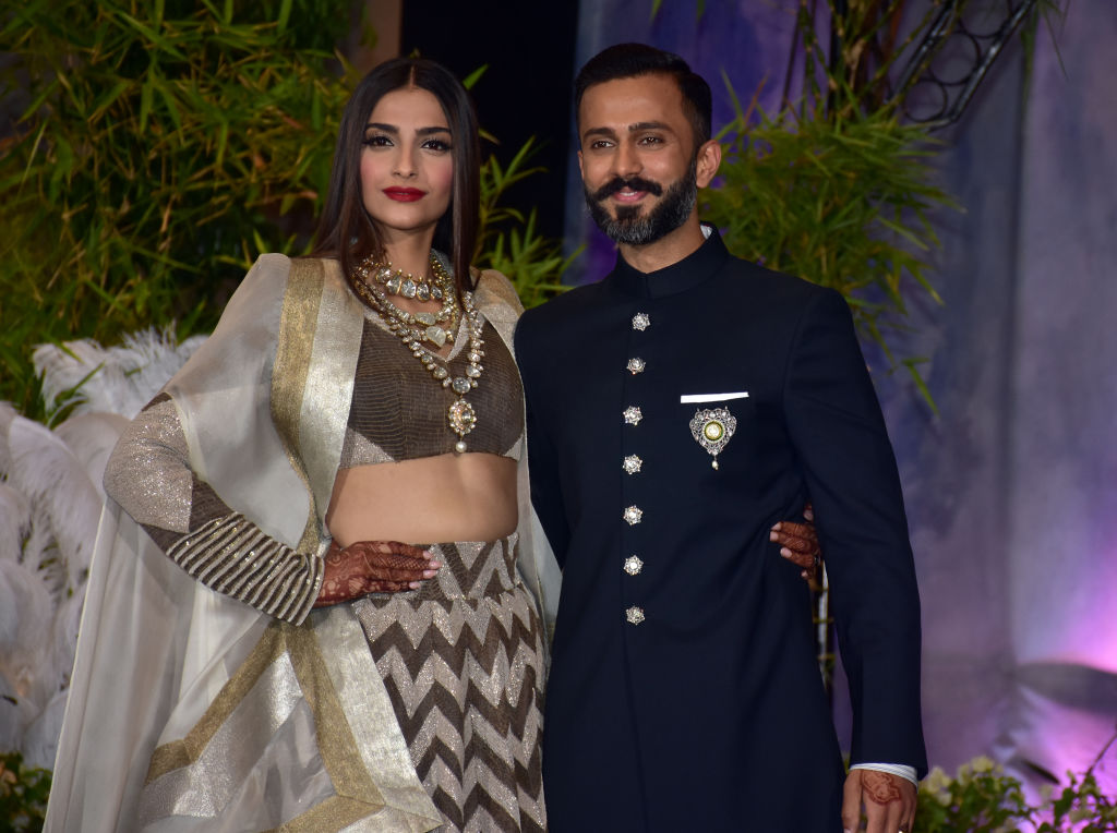 सिनेजीवन: पति संग 'लिप लॉक' कर सोनम ने लिए नए संकल्प और प्रभास ने फैंस को दिया नए साल का गिफ्ट!