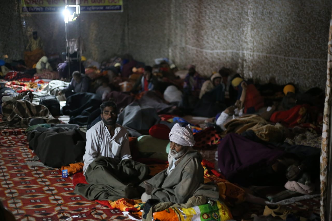 सिंघु बॉर्डर पर डटे किसानों की आंखों में कौंधता सवाल- इतनी हड़बड़ी क्यों, कहने-सुनने का वक्त क्यों नहीं दिया?