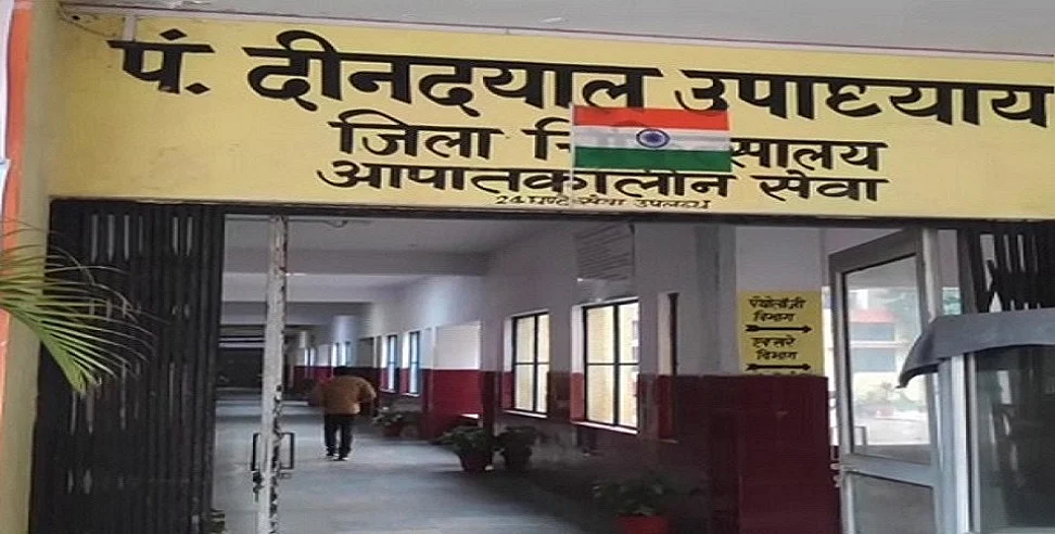 अजब यूपी की गजब कहानी! जिला अस्पताल में मरीजों के बेड पर ‘लेट’ गया कुत्ता, CMO ने कहा- ये बहुत...