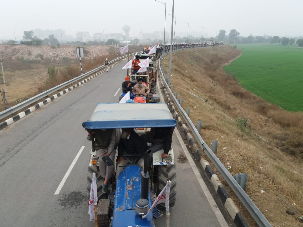 गणतंत्र दिवस से पहले किसानों ने दिखाया ‘ट्रेलर’, कृषि कानूनों के खिलाफ पेरीफेरल एक्सप्रेसवे पर ट्रैक्टर मार्च
