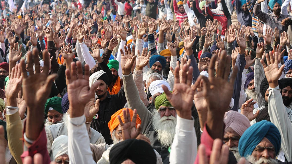 खट्टर की महापंचायत से पहले पुलिस-किसानों में भिड़ंत, आंसू गैस के गोले दागे, सुरजेवाला बोले- ढोंग कीजिए बंद