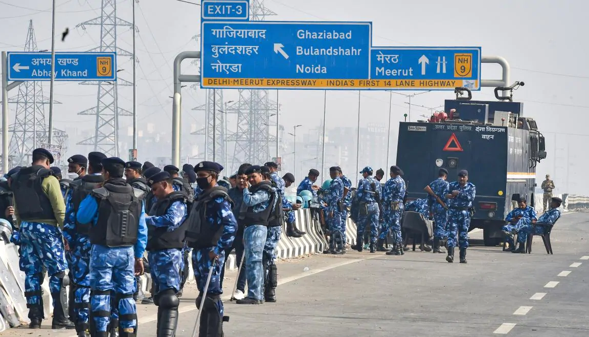 गाजीपुर बॉर्डर पर पुलिस और RAF के जवानों का भारी जमावड़ा, धरना स्थल खाली कराने की तैयारी, टिकैत बोले- भंग न हो शांति