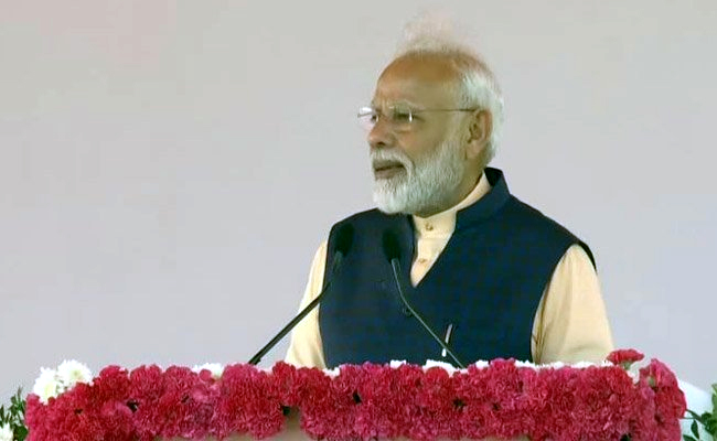 विष्णु नागर का व्यंग्यः ऐसा प्रधानसेवक कहां मिलेगा, जो हमेशा जनता की तरफ पीठ किए रहता है!