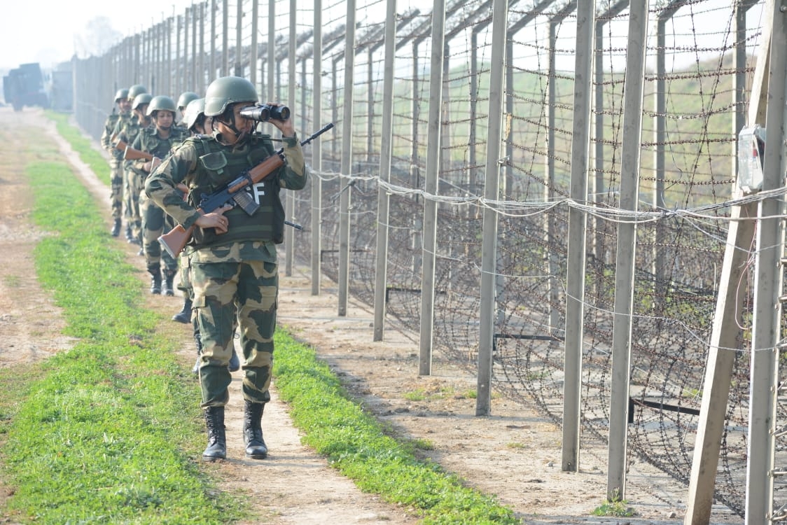 जम्मू-कश्मीर: सीमा पर घुसपैठ की कोशिश नाकाम, सुरक्षाबलों ने 3 आतंकियों को मार गिराया, 4 जवान घायल