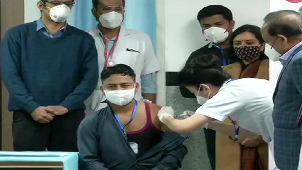 कोरोना वैक्सीनेशन: जानें कौन है वो शख्स? जिसे देश में सबसे पहले लगा कोरोना टीका