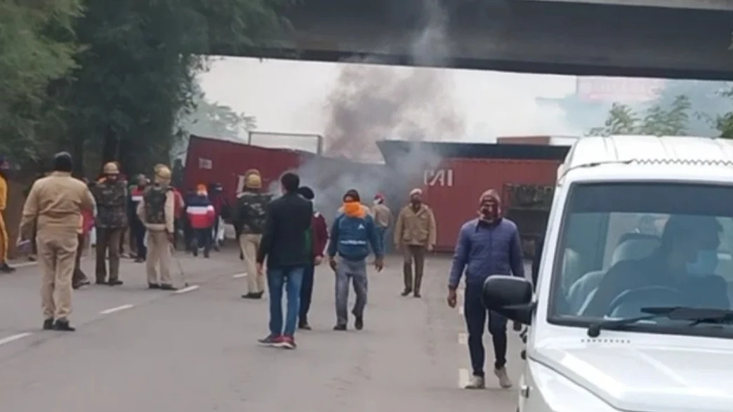 दिल्ली से सटे गुरुग्राम की दहलीज पर पहुंचे आंदोलनकारी किसान, हरियाणा सरकार ने सख्त की सुरक्षा