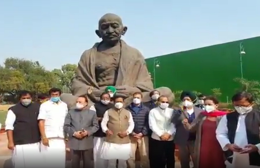 वीडियो: संसद परिसर में राहुल गांधी समेत कांग्रेस सांसदों का प्रदर्शन, 'काले कानून वापस लो' के लगाए नारे