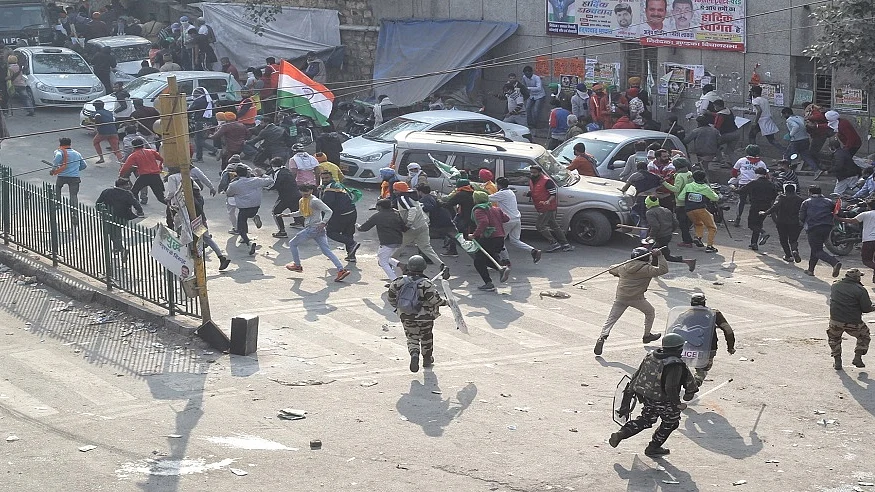 दिल्ली हिंसा मामले में योगेंद्र यादव समेत 20 किसान नेताओं को पुलिस का नोटिस, ट्रैक्टर रैली पर समझौता तोड़ने का आरोप