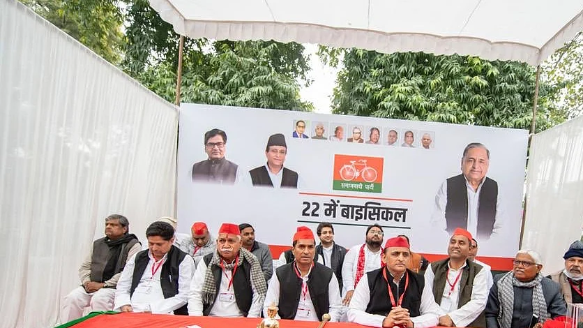 देश में संविधान, लोकतंत्र और आजादी सब खतरे में, अखिलेश ने पार्टी का महाघोषणा पत्र किया जारी