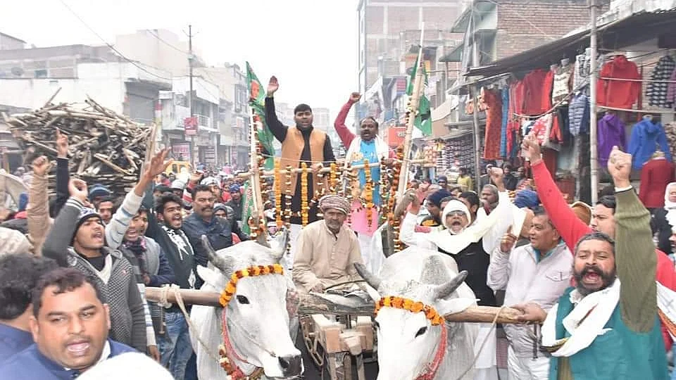 बिहारः किसानों के समर्थन में विपक्ष ने बनाई मानव श्रंखला, रोटियों की माला पहन बैलगाड़ी से पहुंचे पूर्व मंत्री