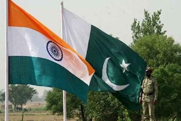 दुनिया की 5 बड़ी खबरें: भारत और पाकिस्तान ने साझा की ये जरूरी बात और ब्रिटेन, ईयू के बीच संबंधों का नया अध्याय शुरू