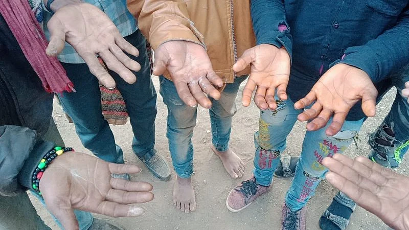 मध्य प्रदेश के गुना में बंधुआ मजदूरों के साथ अमानवीयता, शराब माफियाओं ने हाथ तक जलाए