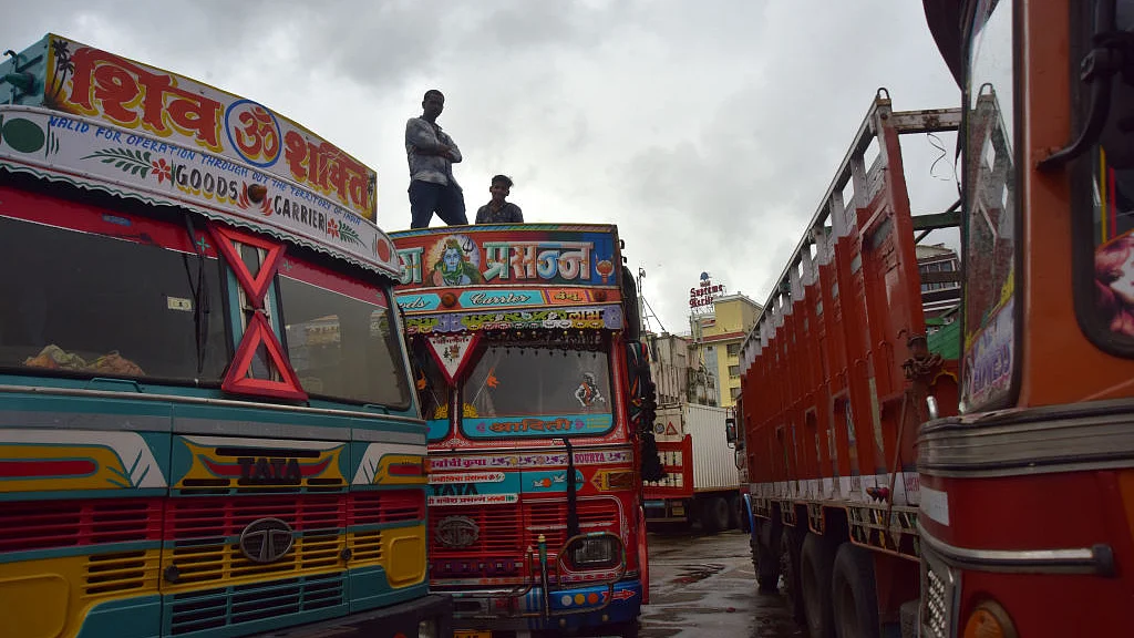 तेल कीमतों पर ट्रक ऑपरेटरों का सरकार को अल्टीमेटम, 14 दिन में नहीं कम हुए दाम तो कर देंगे काम बंद