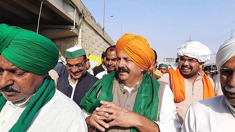 किसान आंदोलन के बीच अयोध्या पहुंचे नरेश टिकैत, बोले-सरकार नहीं सुन रही, रामलला से गुहार लगाएंगे