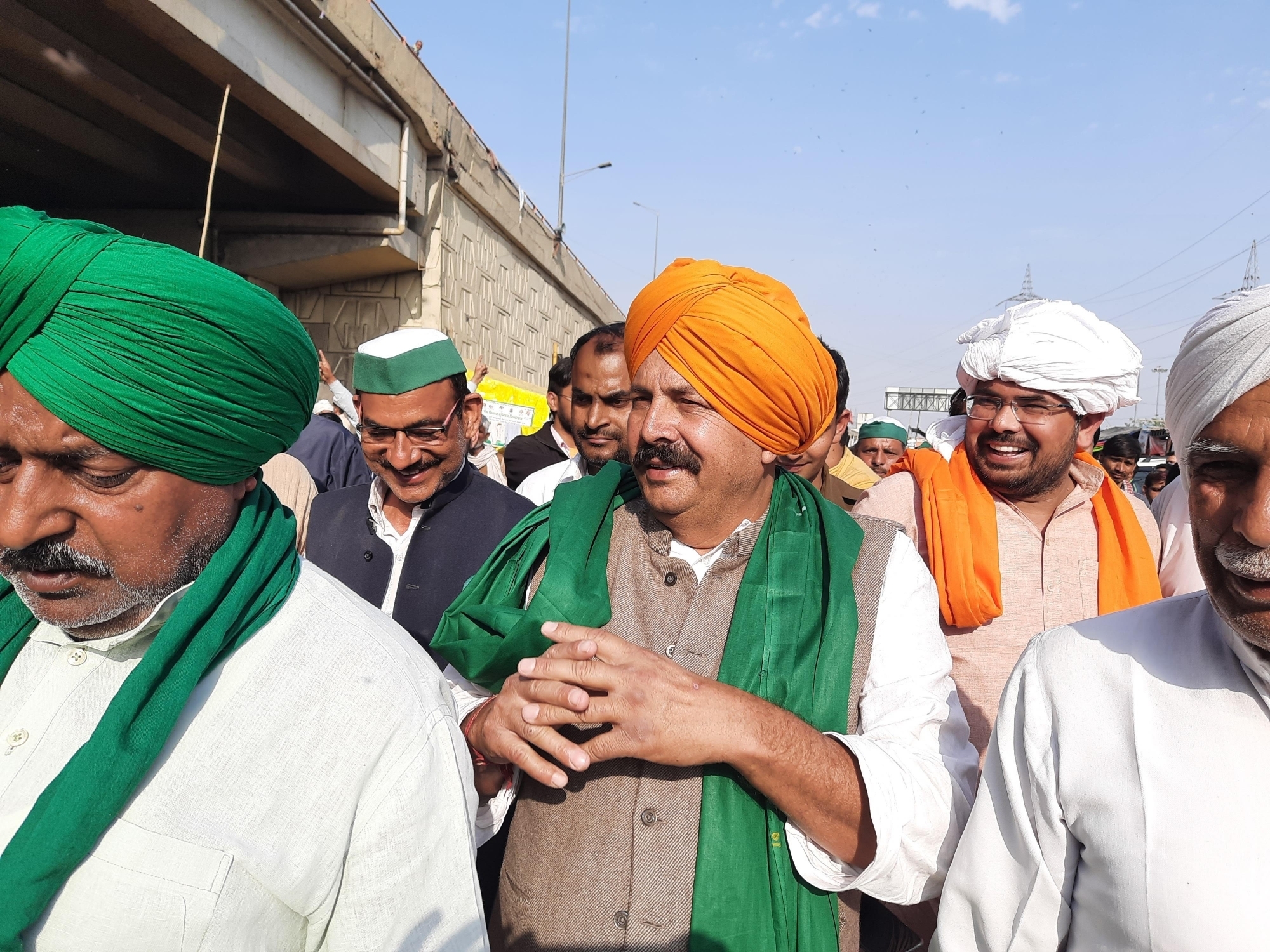 गाजीपुर बॉर्डर पर डटे किसानों से मिलने पहुंचे नरेश टिकैत, बोले- यही सरकार रही तो हमारी जमीन भी नहीं बचेगी