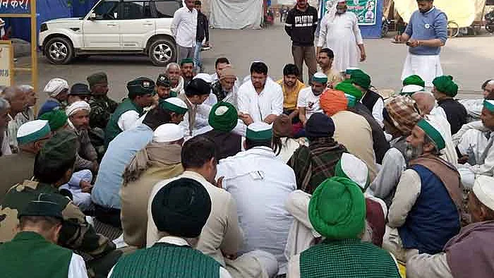 वसंत पंचमी के अवसर पर गाजीपुर बॉर्डर पर किसानों ने किया हवन, होलिका दहन की भी तैयारी