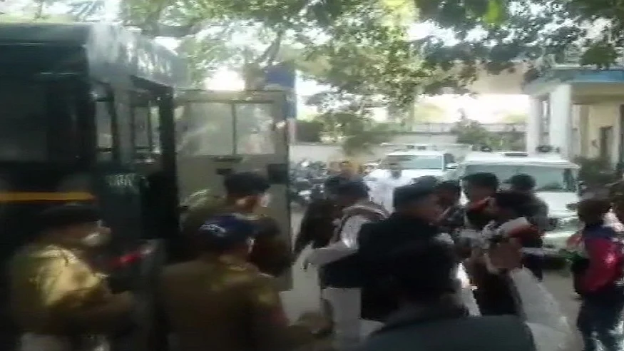 तेल की बढ़ती कीमतों के खिलाफ मध्य प्रदेश में प्रदर्शन के बीच पुलिस ने कांग्रेस नेता पीसी शर्मा को किया गिरफ्तार