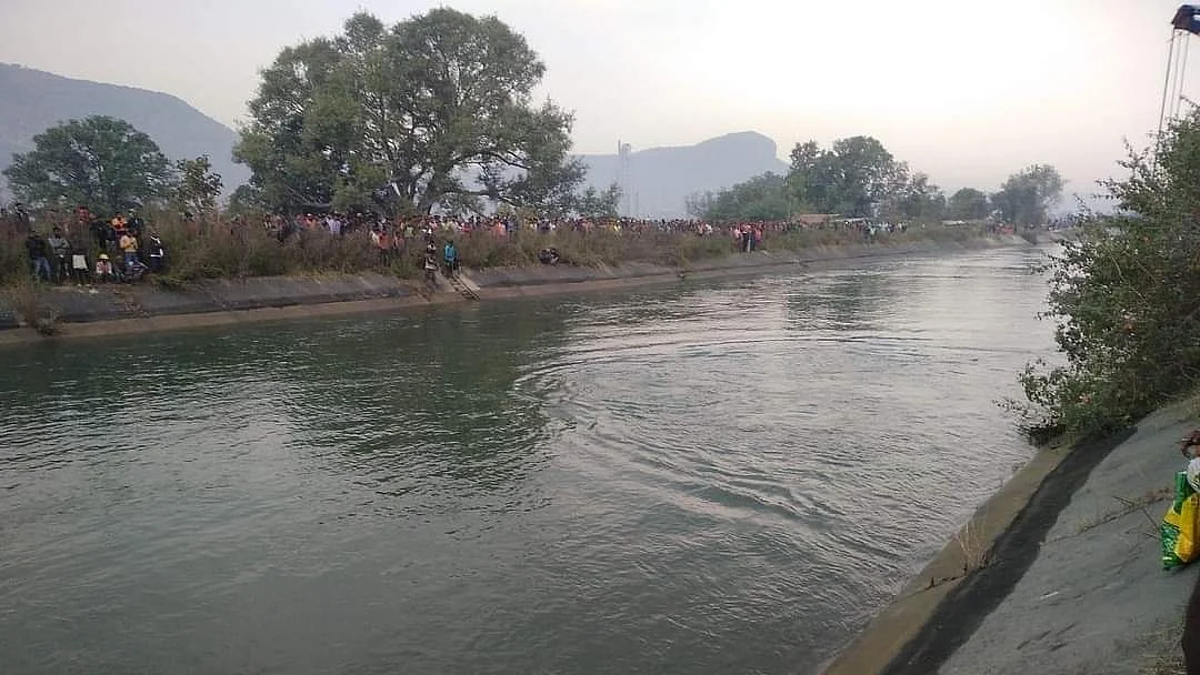 मध्य प्रदेश: सीधी बस हादसे में 4 अफसरों पर गिरी गाज, कांग्रेस ने की मंत्रियों को हटाने की मांग