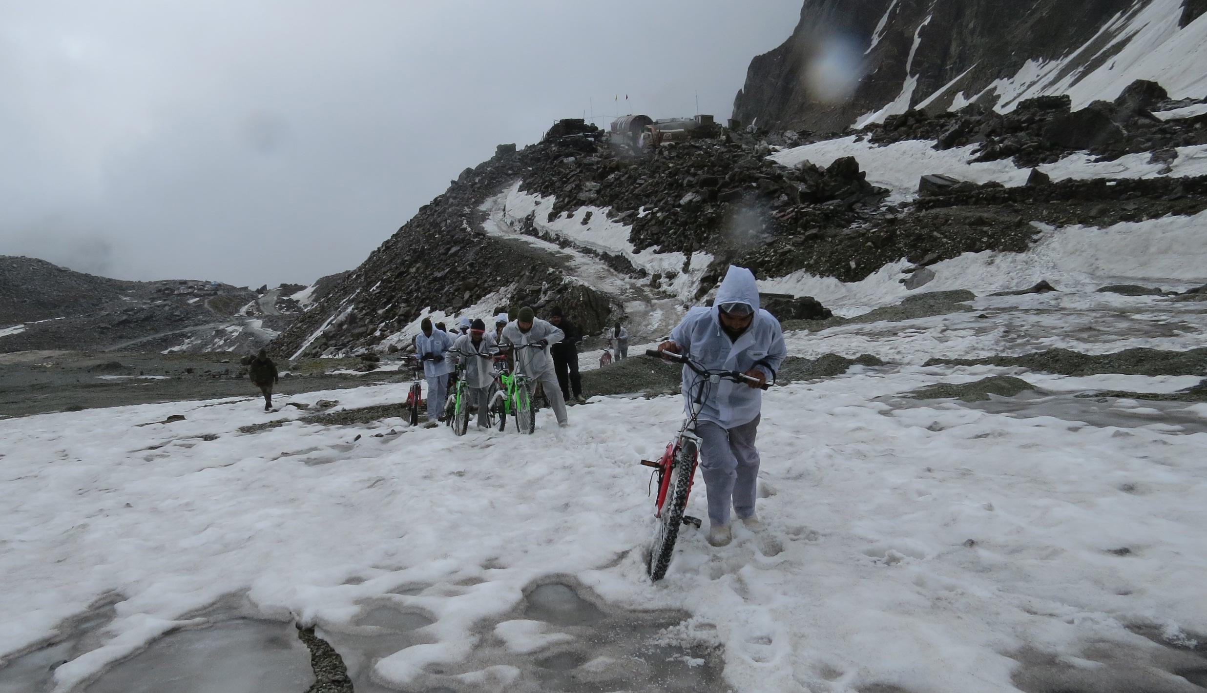 ग्लेशियर जलवायु परिवर्तन के प्रति संवेदनशील, तेजी से हो रहा सिकुड़न, पिघलने से बाढ़ का खतरा