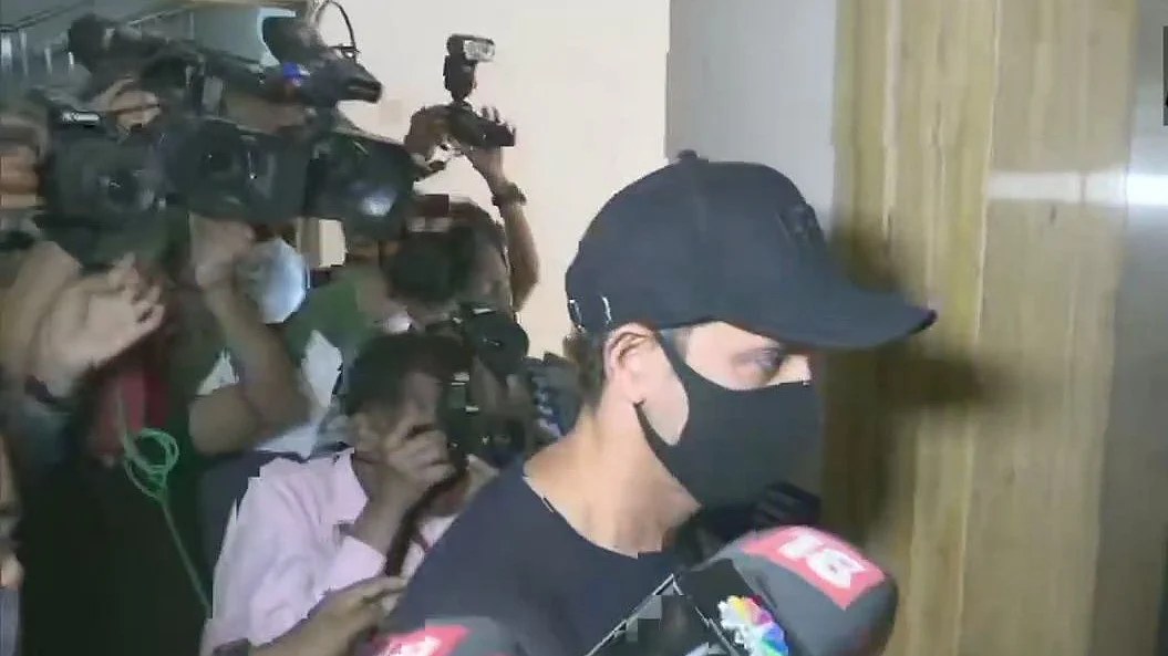ई-मेल विवाद: बयान दर्ज कराने के लिए मुंबई क्राइम ब्रांच ऑफिस पहुंचे ऋतिक रोशन, जानें पूरा मामला