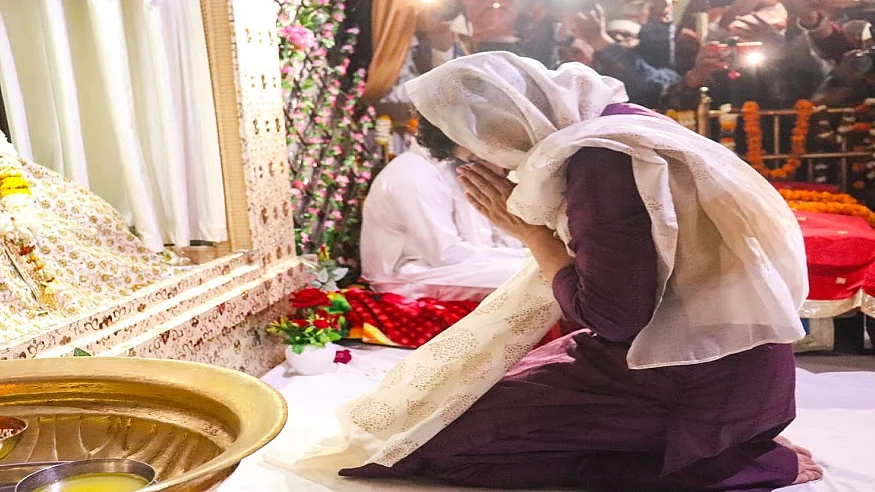रविदास जयंती पर काशी पहुंचीं प्रियंका गांधी, पैदल चलकर रविदास मंदिर में टेका मत्था