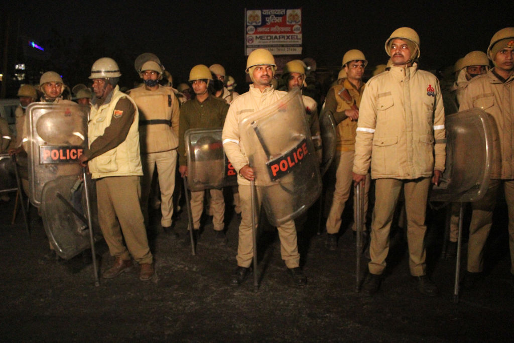 योगी सरकार में अपराधियों के हौसले बुलंद, कासगंज के बाद अब शाहजहांपुर में पुलिस टीम पर हमला, कई घायल
