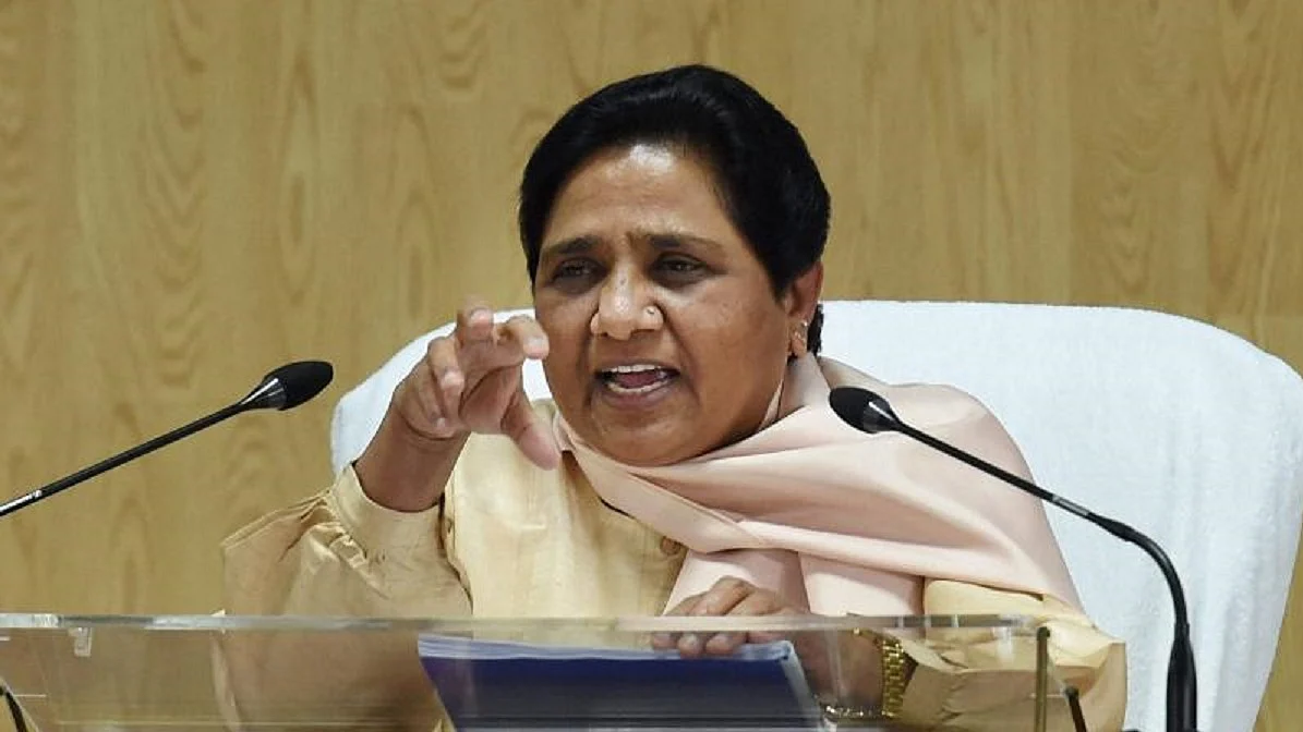 यूपी के गांवों में बहुत तेजी से फैल रहा कोरोना का संक्रमण, लोग जैसे-तैसे शवों का कर रहे दाह संस्कार: मायावती