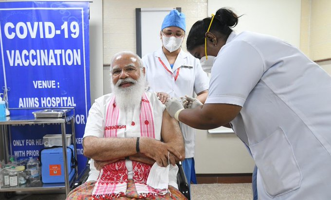 पीएम मोदी ने AIIMS में कोरोना वैक्सीन लगवाई, लोगों से की अपील- बेफिक्र होकर लगवाएं टीका