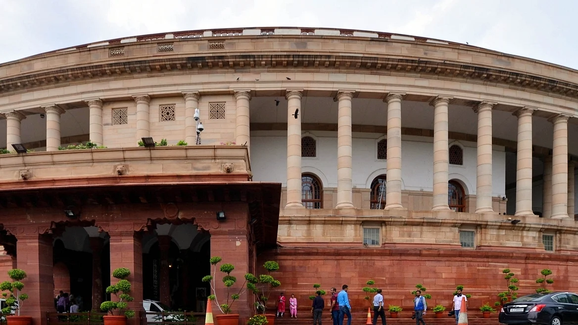 कृषि कानूनों की वापसी और तेल-रसोई गैस के दामों पर विपक्ष ने फिर सरकार को घेरा, लोकसभा की कार्यवाही सोमवार तक स्थगित