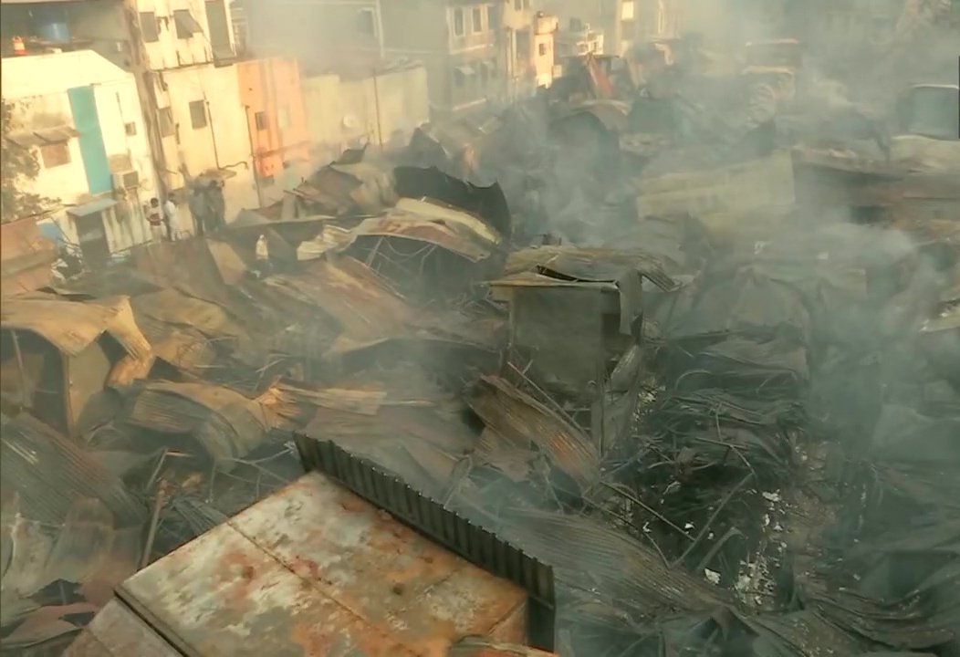 महाराष्ट्र के पुणे में फैशन स्ट्रीट मार्केट में भीषण आग से भारी तबाही, 500 दुकानें जलकर राख