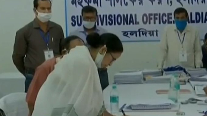 ममता बनर्जी ने नंदीग्राम से दाखिल किया नामांकन, दो किलोमीटर लंबा रोड शो निकालकर दिखाई राजनीतिक ताकत