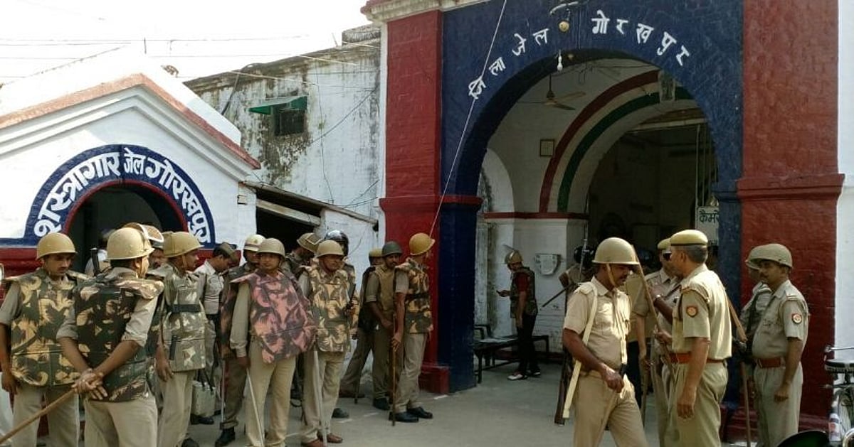 फ्रांसीसी नागिरक ने धरने के बीच प्रदर्शन किया, गोरखपुर पुलिस ने जेल भेजा फ्रांसीसी नागिरक ने धरने के बीच प्रदर्शन किया, गोरखपुर पुलिस ने जेल भेजा