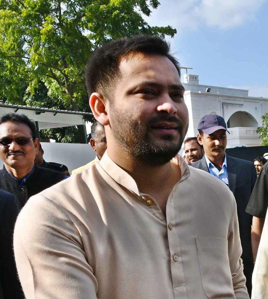 बिहार: मंत्री के घर से शराब मिलने पर तेजस्वी यादव का हमला, कहा- नीतीश कुमार सबसे बड़े शराब माफिया