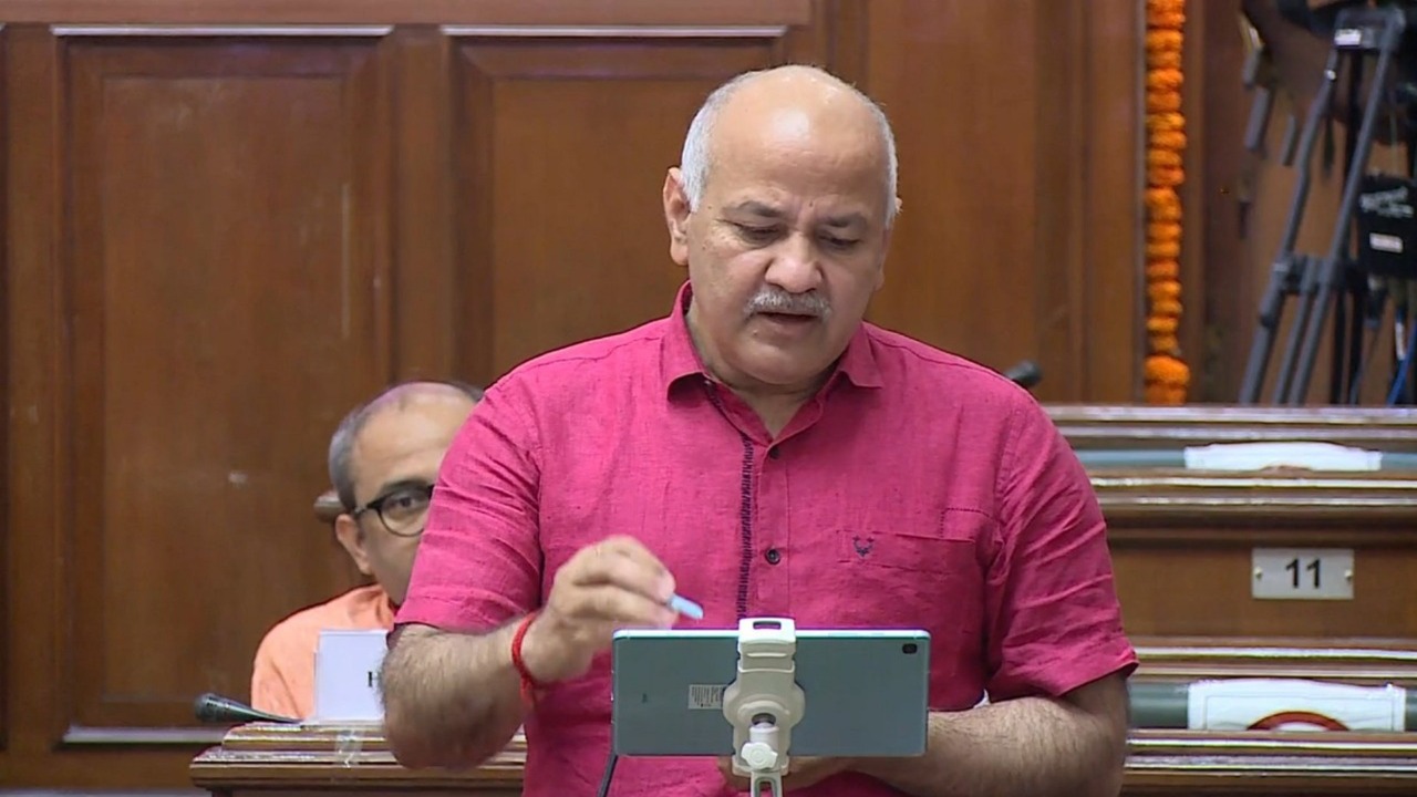 केजरीवाल सरकार की दिल्लीवासियों को सौगात, सरकारी अस्पतालों में मुफ्त कोरोना वैक्सीन का ऐलान, पढ़ें बजट में और क्या है खास?