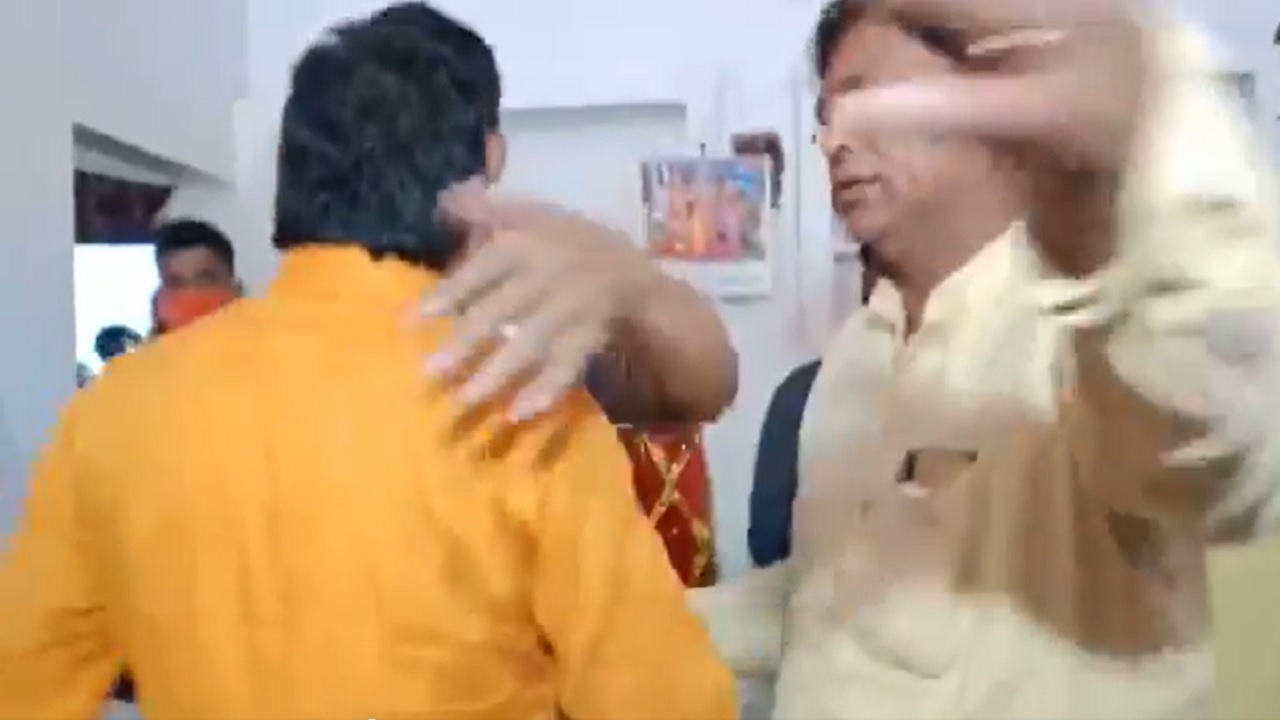 MP: मुरैना में 2 BJP नेता भिड़े, कांग्रेस बोली- गए सम्मान की तलाश में, पहुंच गए दुर्गति के पास में, देखें वीडियो
