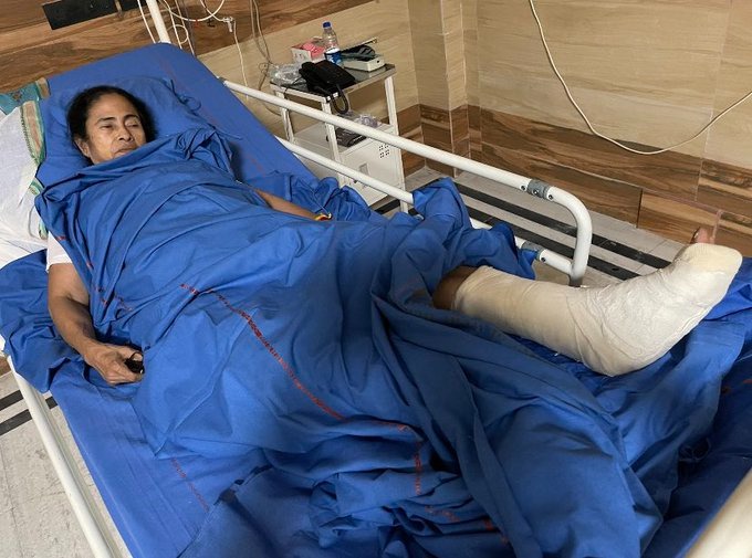 ममता बनर्जी हेल्थ बुलेटिन: कई जगह आईं गंभीर चोटें, एक पैर में प्लास्टर, सांस फूलने और बुखार की शिकायत