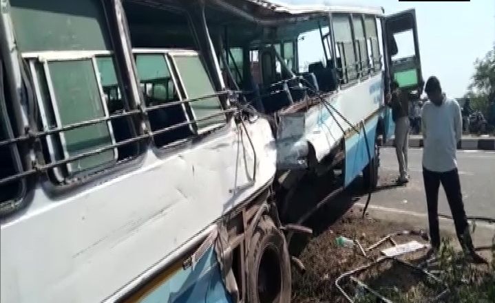 उत्तर प्रदेशः अलीगढ़ में आमने-सामने से दो बसों की भिड़ंत, चार लोगों की मौके पर ही मौत, दर्जनों घायल