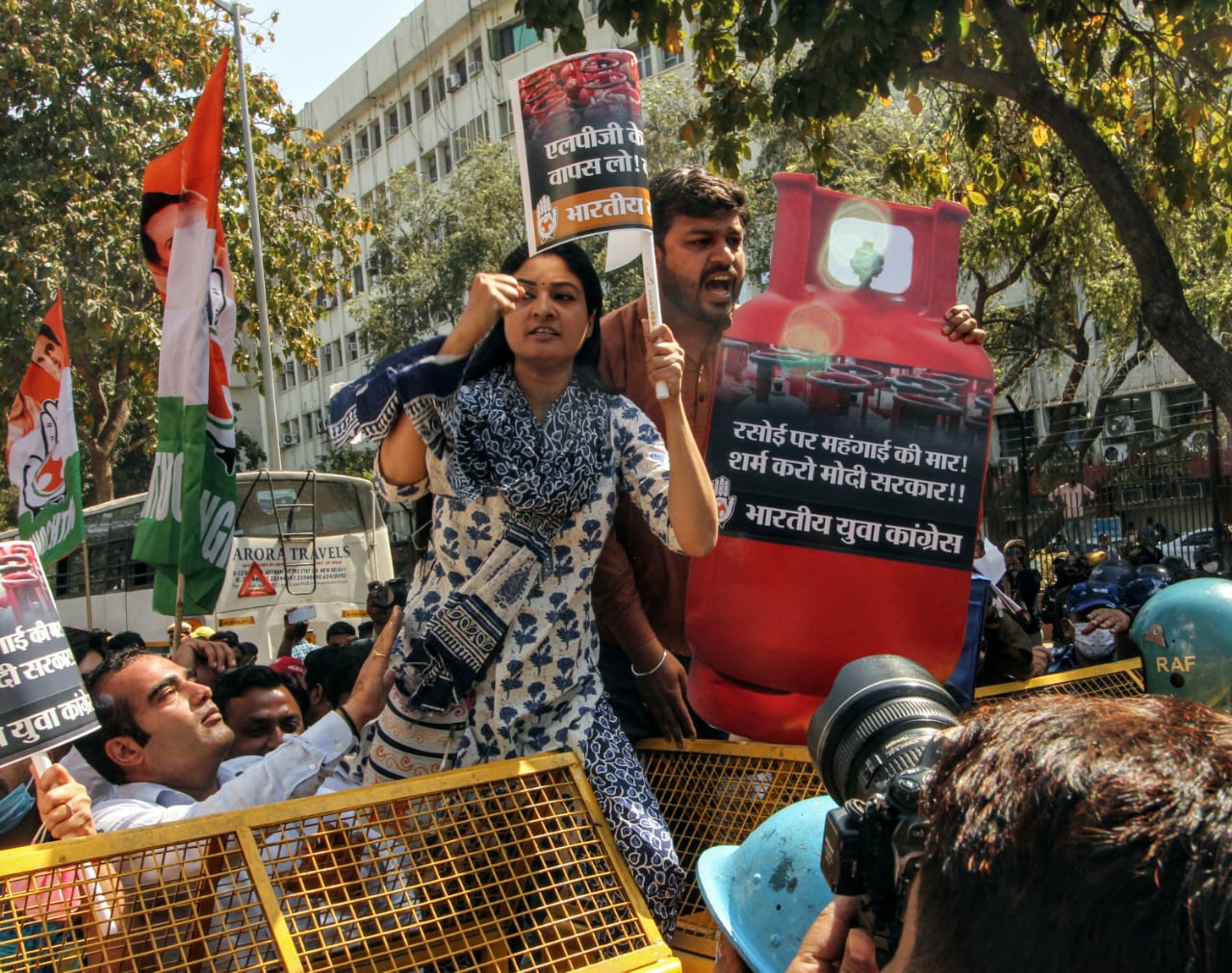 'मोदी सरकार ने बिगाड़ दिया घर का बजट', युवा कांग्रेस का तेल और गैस सिलेंडर की बढ़ती कीमतों के खिलाफ विरोध प्रदर्शन