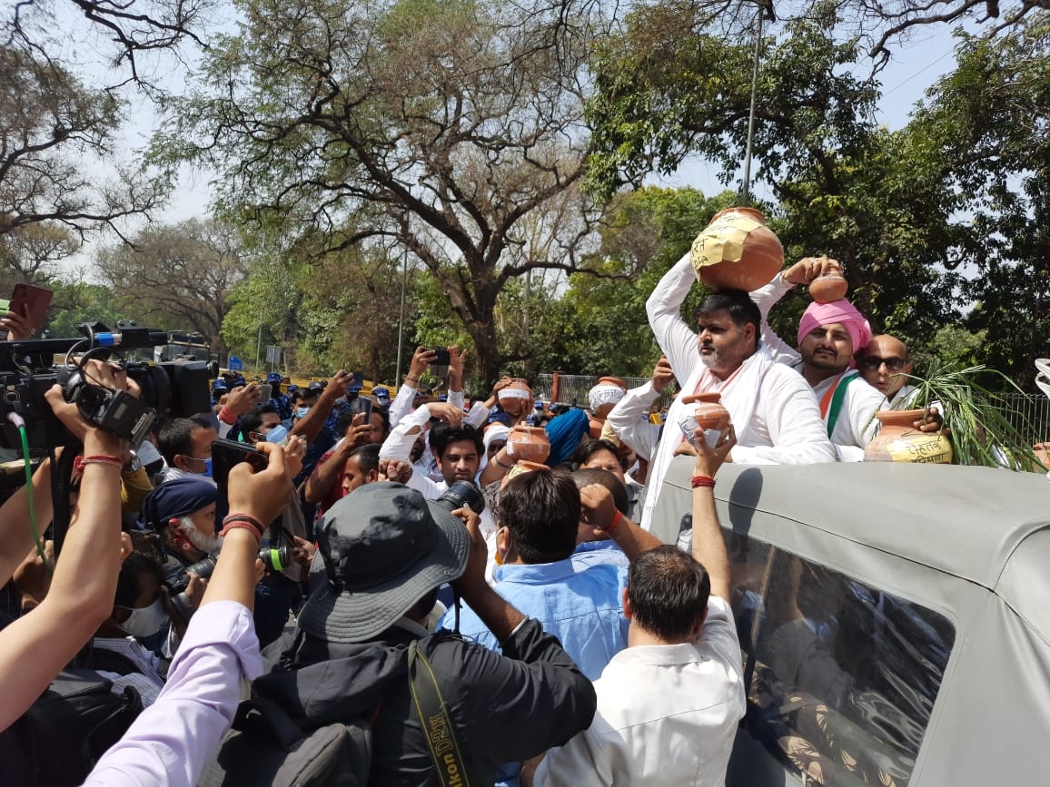दिल्ली: नए कृषि कानूनों के खिलाफ किसान कांग्रेस का जोरदार प्रदर्शन, हिरासत में लिए गए कार्यकर्ता