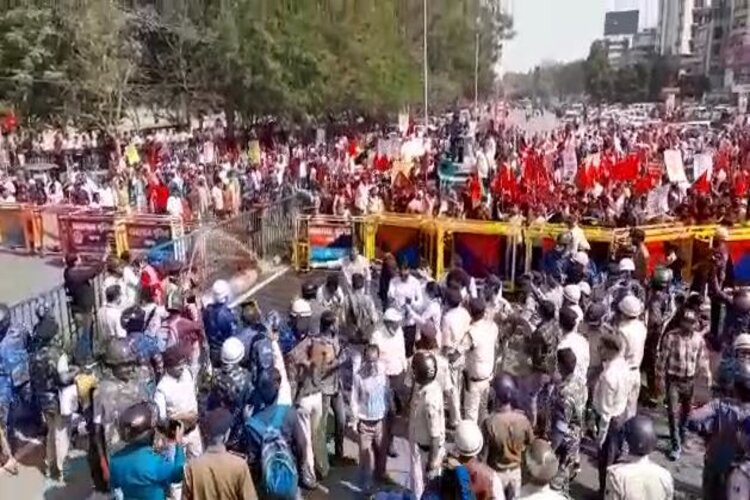 बिहार में रोजगार मांग रहे छात्रों पर लाठी चार्ज, विधानसभा मार्च कर नीतीश सरकार को वादे याद कराने जा रहे थे