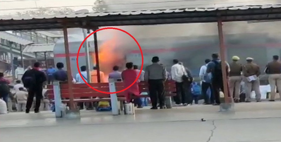 उत्तर प्रदेश के गाजियाबाद में लखनऊ शताब्दी एक्सप्रेस के जेनरेटर कार में लगी आग, मची अफरा-तफरी
