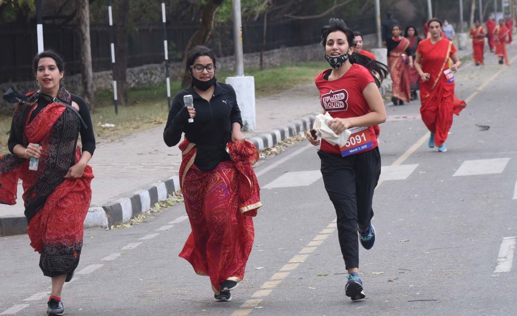 आधी आबादी की आज़ादी: महिलाओं की चाह 'देवी' के कथित आदर्शों में कैद होने की नहीं, इंसान बनने की