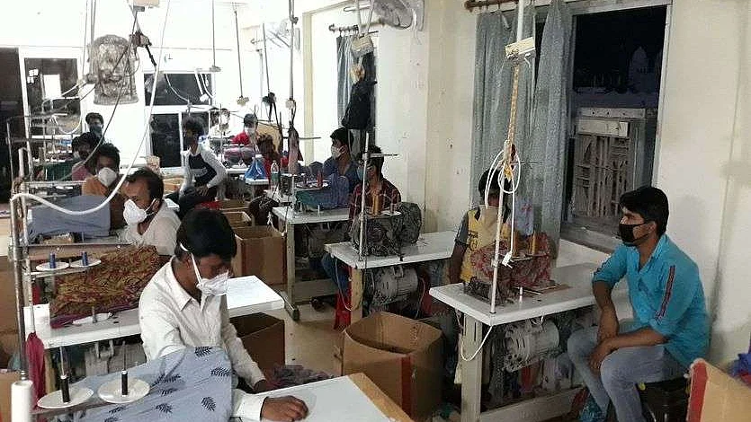 मृणाल पाण्डे का लेख: आरक्षण में पीछे के
दरवाजे से सेंध?