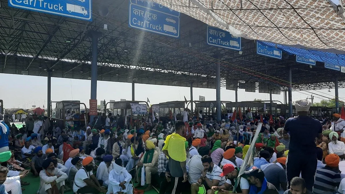 किसान आंदोलन: KMP हाइवे बंद, ट्रॉली, गद्दे और चारपाई लेकर हाइवे पर बैठे किसान, शव वाहन, एम्बुलेंस को मिलेगी छूट