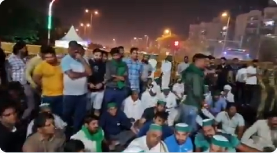 राकेश टिकैत पर हमले के खिलाफ एक्सप्रेस वे पर धरने पर बैठे किसान, नेता की अपील के बाद उठे