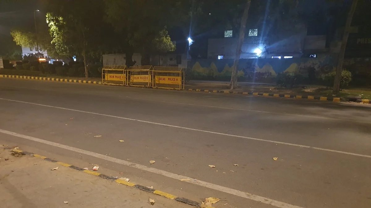 दिल्ली नाइट कर्फ्यू: 8 बजे से ही बंद होने लगीं दुकानें, स्टाफ की नौकरी पर भी खतरा, दिन में भी सड़कों पर घटी भीड़