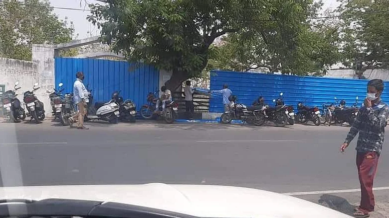 लखनऊः चिताओं का वीडियो वायरल होने पर श्मशान को ढका गया, कांग्रेस ने कहा- मौतों को छिपाने की बेशर्म कोशिश