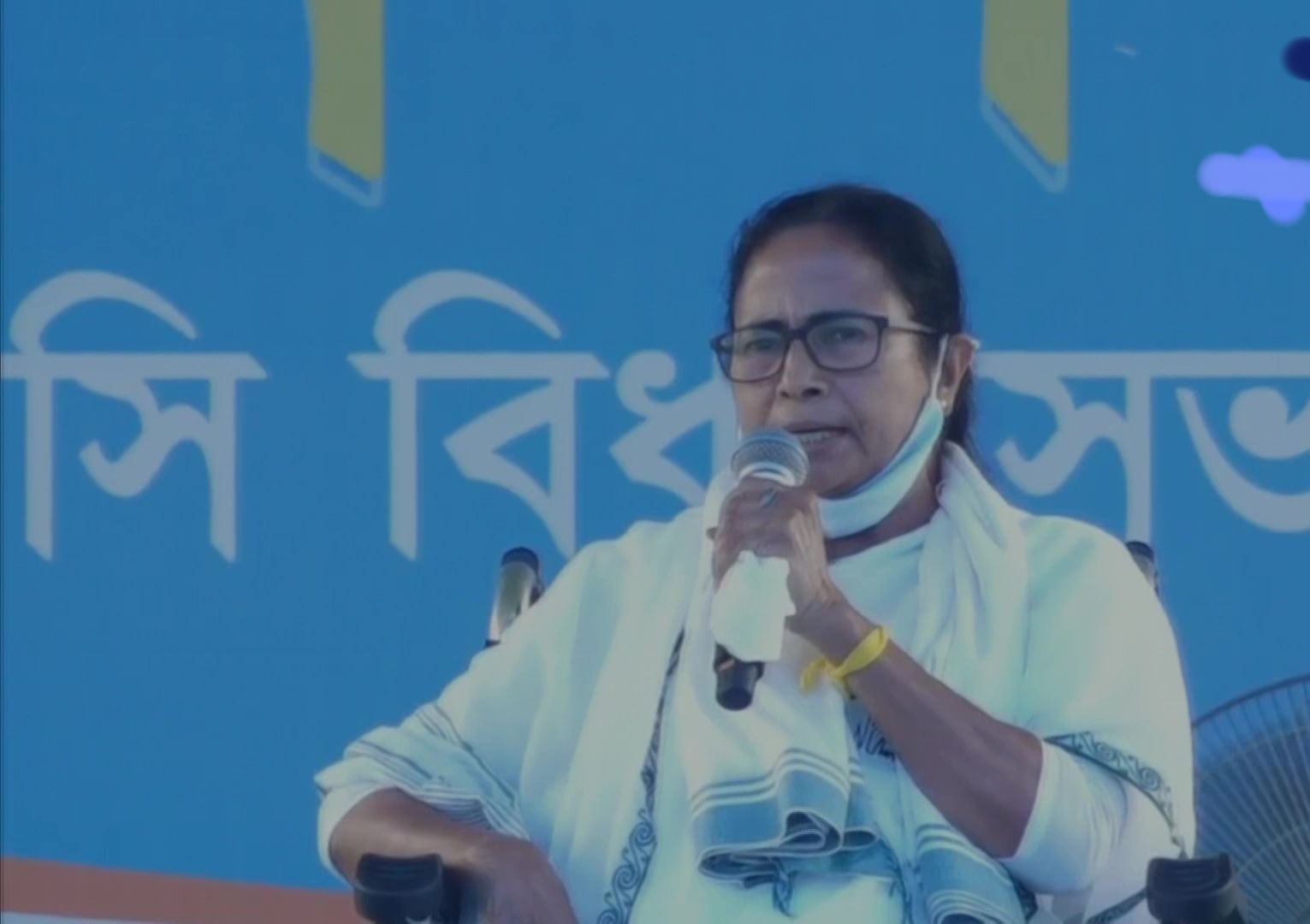 ममता का चुनाव आयोग पर तीखा हमला, कहा- बीजेपी के इशारों पर काम कर रहा आयोग, अगर संक्रमण फैला तो जिम्मेदार होगा आयोग