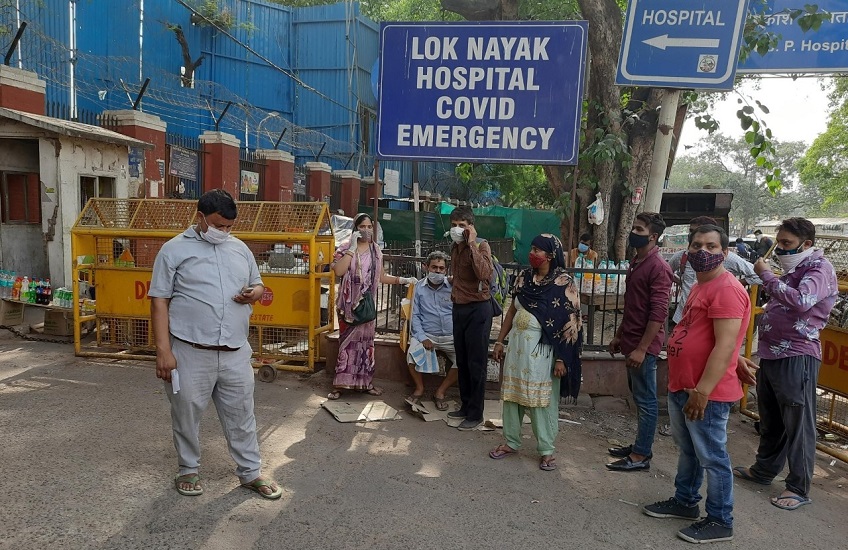 दिल्लीः अस्पताल के बाहर दर्जनों गंभीर मरीज कर रहे इंतजार, ऑक्सीजन की कमी के कारण नहीं खुल रहे दरवाजे